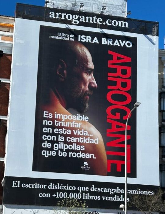 La lona de Isra Bravo Esta es la famosa lona de Isra Bravo, disponible en la calle Alcalá 77, Madrid
