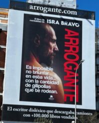 la lona de Isra Bravo